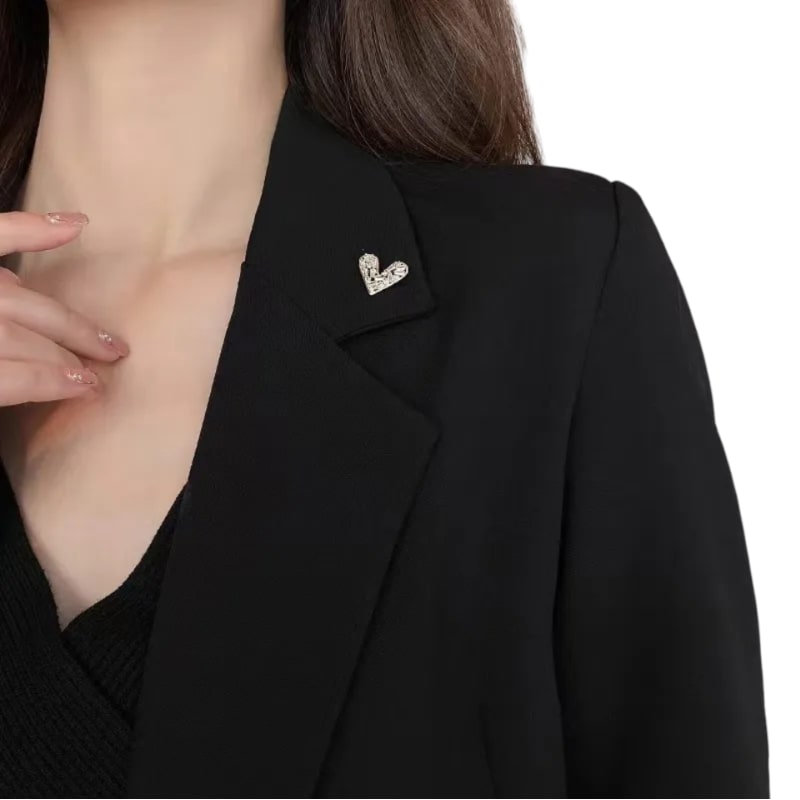 enhance your outfit with the mini love brooch collar Pin